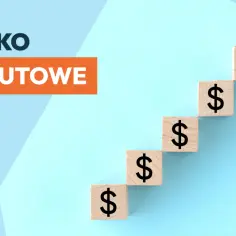 Drewniane klocki z symbolem dolara ułożone schodkowo na jasnoniebieskim tle.